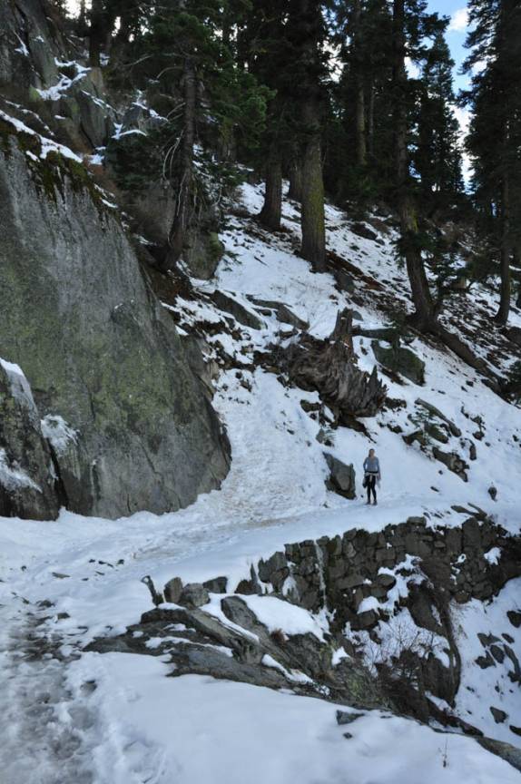 Caminhando na neve em trilha no Yosemite National Park, na Califórnia, nos Estados Unidos